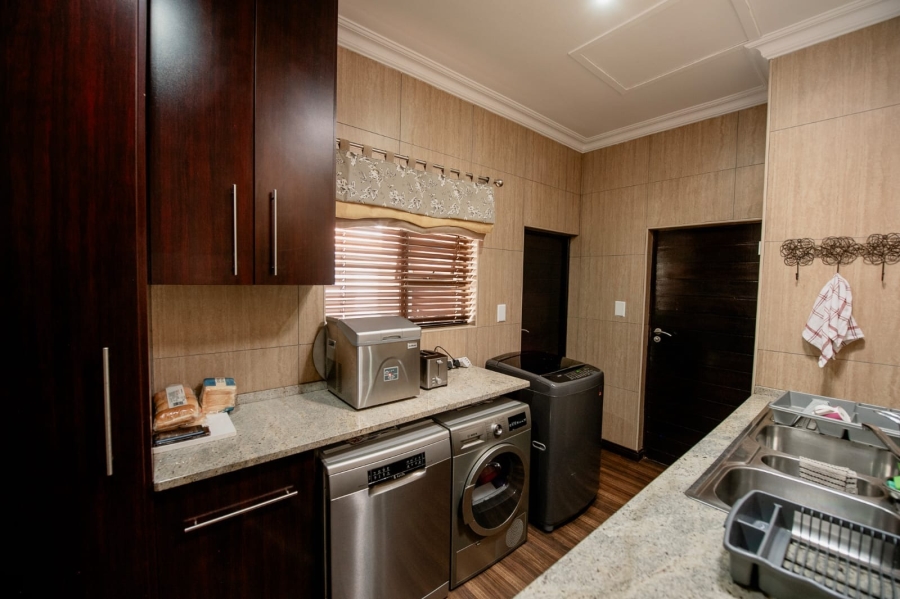 5 Bedroom Property for Sale in Baillie Park North West